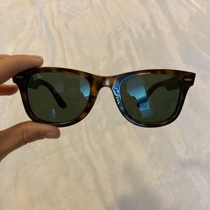 RAY-BAN Wayfarer Classic Tortoise with Case